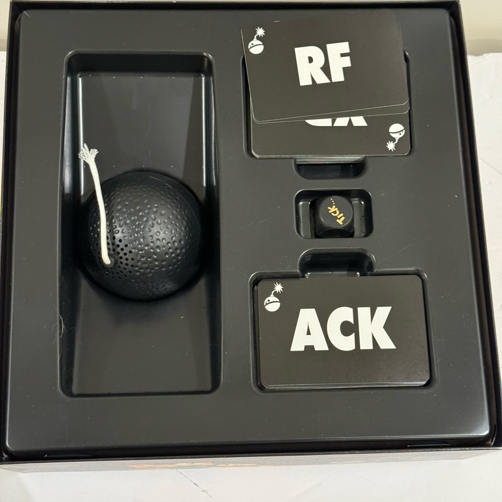 Pressman Pass the Bomb Game ~ Like New - Picture 7 of 7